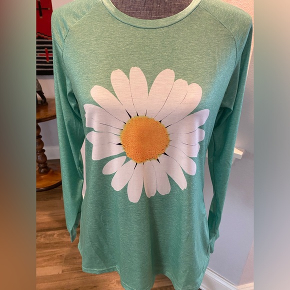 NWT Womanโs Long Sleeve Tee Shirt- Daisy ๐ผ size large - Picture 5 of 7